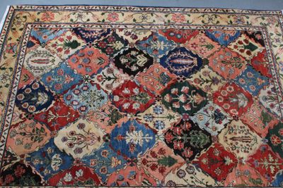 IMPORTANT ET ORIGINAL TAPIS BIDJAR. (Iran, vers 1965)