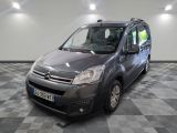 la camionnette grise est garée sur un sol en damier dans le garage
