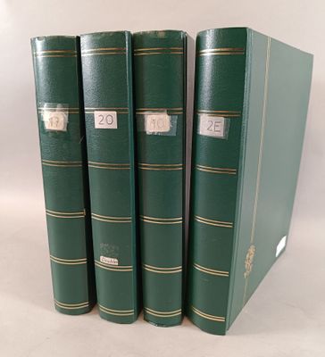 trois livres verts sont empilés les uns sur les autres sur une surface blanche