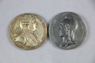 deux pièces d'argent et d'or représentant le portrait d'un homme et d'une femme