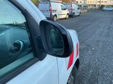 une camionnette blanche avec une bande rouge sur le côté