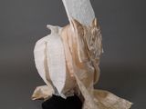 une sculpture représentant un oiseau coiffé d'un chapeau