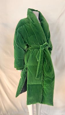 Le manteau est vert et est muni d'une ceinture.