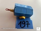 un petit train miniature posé sur une feuille de papier