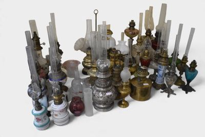 de nombreux types de bougies et de vases sur la table