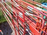 un tas de tuyaux rouges et blancs posés sur le bord de la route