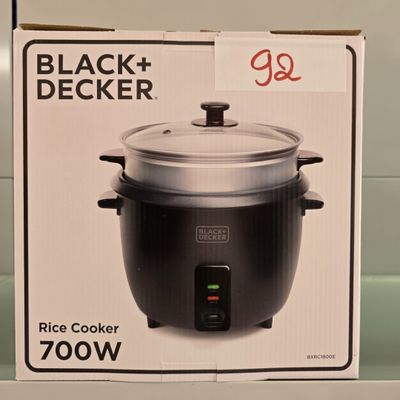 Cuiseur à riz Black & Decker, dans sa boîte, exposé en magasin