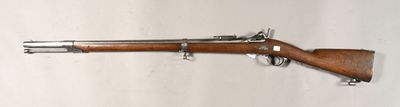 un vieux fusil accroché au mur d'une pièce