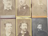 six photographies anciennes représentant des hommes en costume et nœud papillon, alignées les unes à côté des autres