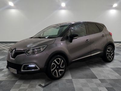 la voiture grise est garée sur un sol en damier dans le garage