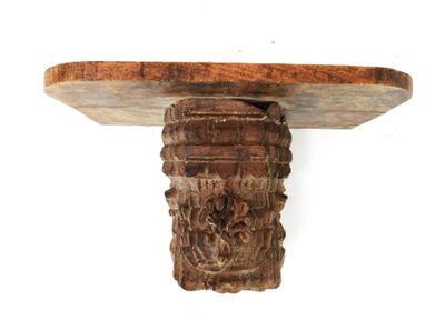 une image représentant une table en bois avec un plateau sculpté, sur fond blanc