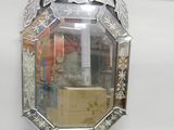 un miroir accroché au mur d'une pièce