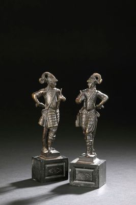 paire de figurines en bronze représentant un homme et une femme