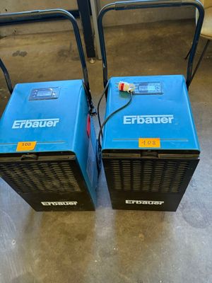 deux générateurs électriques empilés l'un sur l'autre dans une pièce