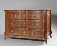 Commode « Mazzarine » en noyer mouluré à façade arbalète ouv…