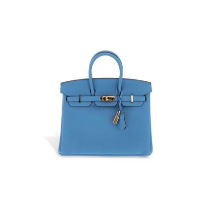 un sac à main en cuir bleu sur fond blanc