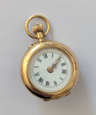 une montre de poche en or avec des chiffres romains