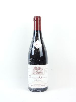 une bouteille de vin posée sur une table