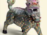 une figurine représentant un chien debout sur ses pattes arrière