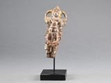 une image représentant une statue de femme à cornes posée sur un socle