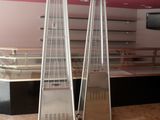 deux grands radiateurs métalliques au milieu d'une pièce