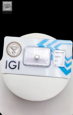 un diamant dans l'emballage, posé sur une assiette