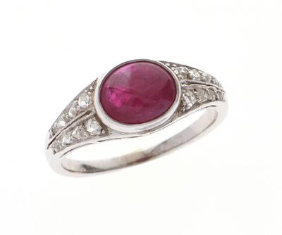 un gros plan d'une bague sertie d'un rubis et de diamants