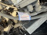 un gros plan d'un moteur de voiture sur lequel est collé un autocollant