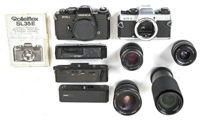 de nombreux types d'appareils photo et d'objectifs sur la table