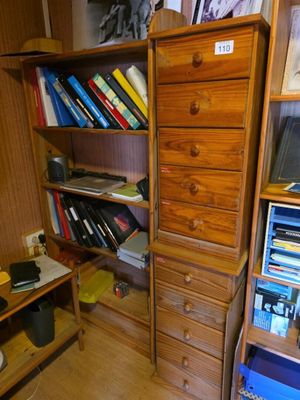 une étagère avec beaucoup de livres sur le dessus
