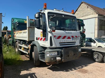 un camion blanc garé dans un parking