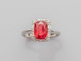 une bague en rubis et diamants