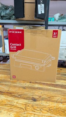 une boîte en carton posée sur une table en bois