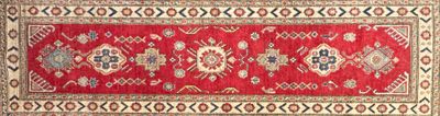 Tapis galerie (kazak) à décor de sept médaillons sur fond ro…