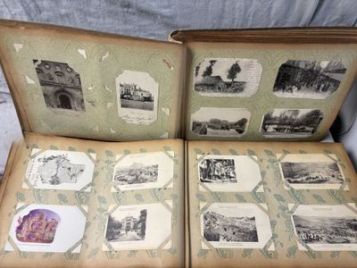 un livre ouvert contenant des photos de personnes et de bâtiments