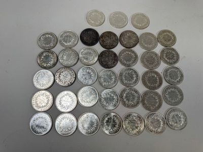 une pile de pièces d'argent posée sur une table