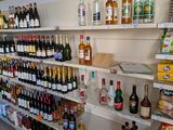 de nombreuses bouteilles d'alcool sur les étagères du magasin