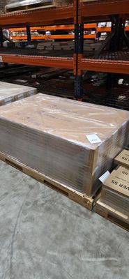 une grande quantité de cartons sur une palette dans un entrepôt