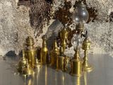 de nombreux objets en laiton posés sur une table