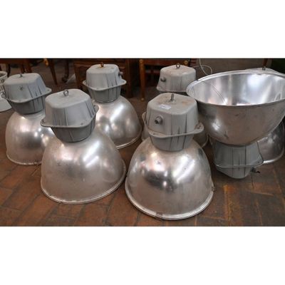 ENSEMBLE de 7 lampes industrielles accompagnées de leur réce…