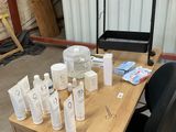 un bureau avec une chaise et de nombreuses bouteilles posées dessus