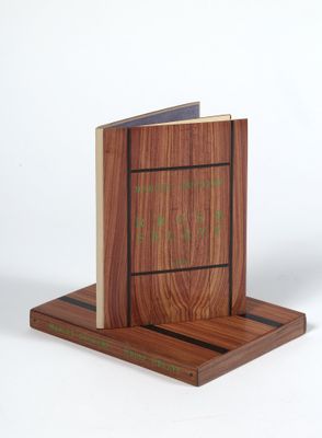 un porte-livre en bois sur lequel est posé un livre, sur fond blanc