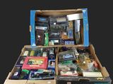 une boîte remplie d'objets assortis posée sur une table