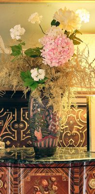 un vase de fleurs posé sur une commode