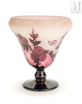 un vase en verre orné d'un motif de roses roses