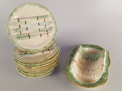 un grand nombre d'assiettes posées sur une table