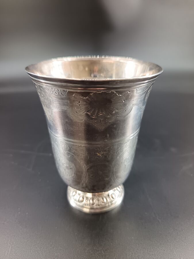 Timbale sur piédouche en argent à décor gravé. XVIIIème. 137 grs