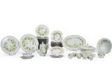 un ensemble de plats et de vaisselle en porcelaine verte et blanche