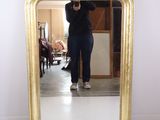 une femme se prenant en photo dans un miroir