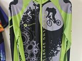 un t-shirt accroché au mur, sur lequel est représenté un vélo